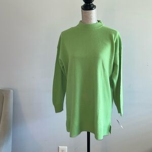 Benetton Made in Italy TURTLENECK WITH SLITS size small oversized pure new wool.